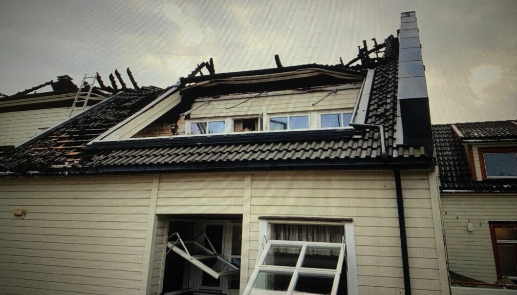 Brannen spredte seg over loftet, og ødela mange av leilighetene (foto: Rigman Pents). Brannen spredte seg over loftet, og ødela mange av leilighetene (foto: Rigman Pents).