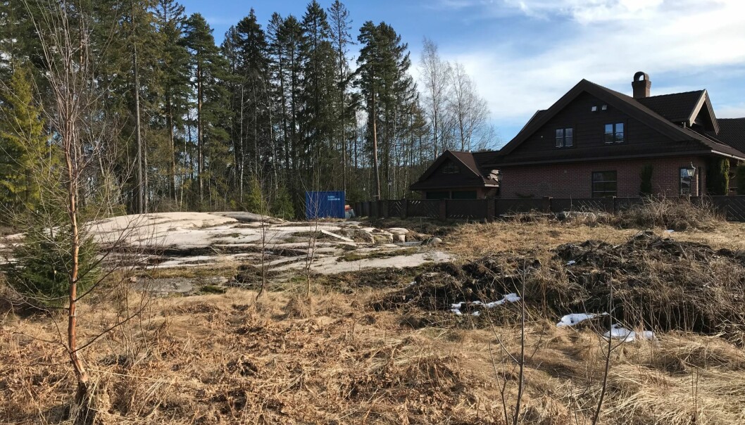 Nærmeste nabo er 10,5 meter unna, og har mursteinshus (foto: Ronny Thomassen). Nærmeste nabo er 10,5 meter unna, og har mursteinshus (foto: Ronny Thomassen).