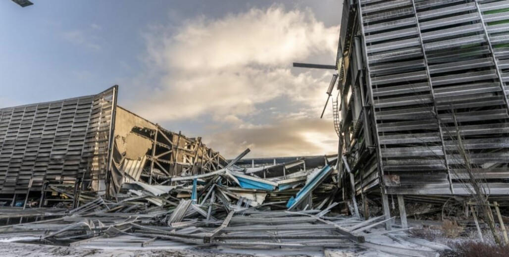 Parkeringshuset på Sola som kollapset i brannen (foto: Frode Ueland, RBR). Parkeringshuset på Sola som kollapset i brannen (foto: Frode Ueland, RBR).