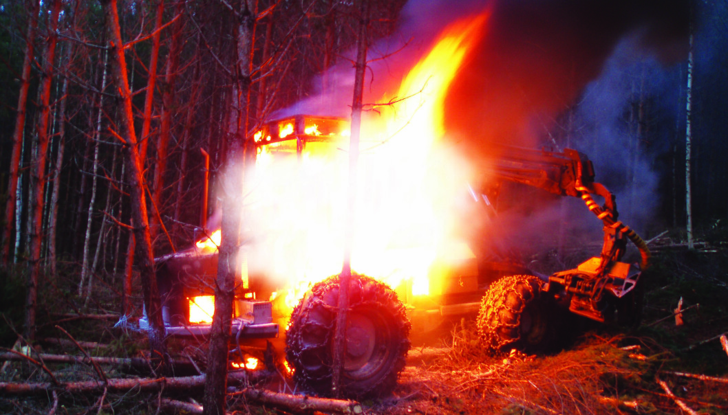 Anleggsmaskiner tar oftere fyr enn vi tror. Likevel er det ikke krav til at de skal utstyres med slokkeanlegg (foto: fra Norgem). Anleggsmaskiner tar oftere fyr enn vi tror. Likevel er det ikke krav til at de skal utstyres med slokkeanlegg (foto: fra Norgem).