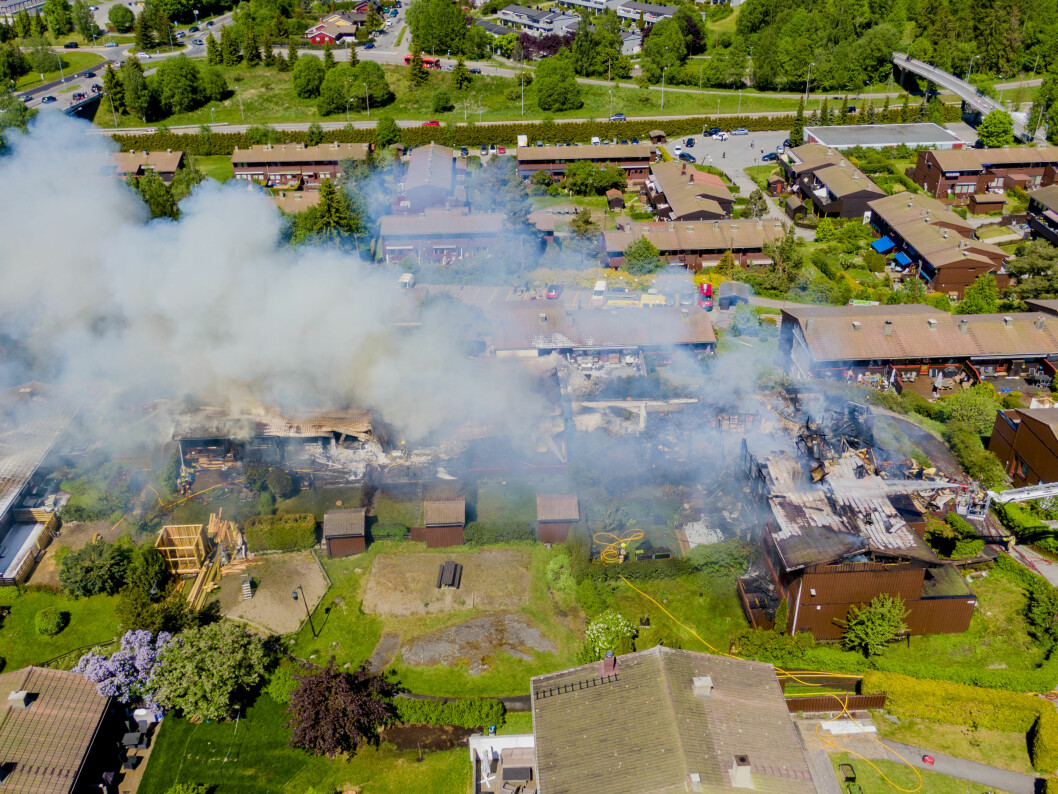 En person omkom, og åtte boliger ble totalskadd i rekkehusbrannen (foto: Stian Lysberg Solum, NTB/Scanpix) En person omkom, og åtte boliger ble totalskadd i rekkehusbrannen (foto: Stian Lysberg Solum, NTB/Scanpix)
