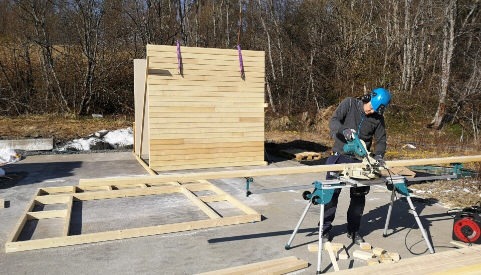 Ståle Kvarmebakk som er seniortekniker ved RISE Fire Research er i full gang med å bygge opp test-rigg for ulmebranner. Forsøkene skal igang fra høsten av (foto: Ragni Fjellgaard Mikalsen/FRIC/Rise Fire Research). Ståle Kvarmebakk som er seniortekniker ved RISE Fire Research er i full gang med å bygge opp test-rigg for ulmebranner. Forsøkene skal igang fra høsten av (foto: Ragni Fjellgaard Mikalsen/FRIC/Rise Fire Research).