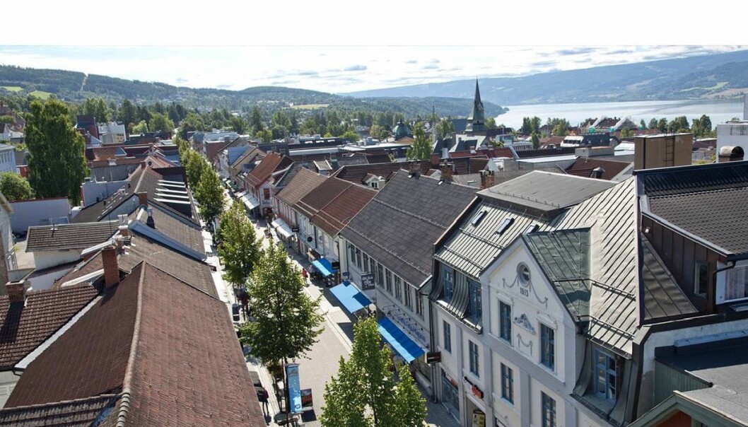 Tett i tett med verneverdige trehus i Storgata på Lillehammer (foto: Lillehammer Region brannvesen). Tett i tett med verneverdige trehus i Storgata på Lillehammer (foto: Lillehammer Region brannvesen).