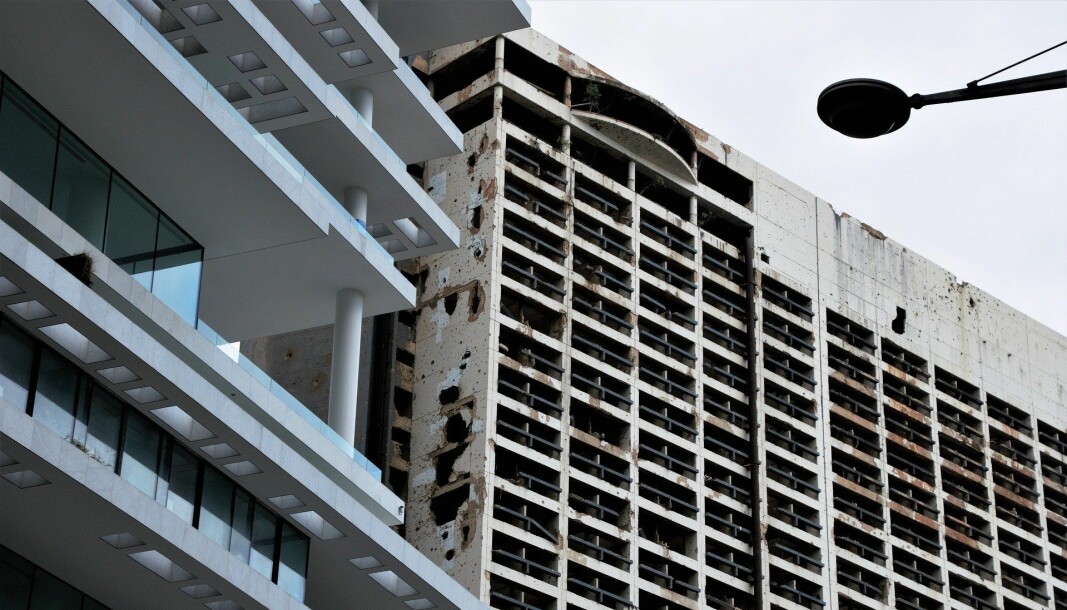 Ruinene av Holiday Inn-hotellet har stått som en grell påminnelse om borgerkrigen for 30 år siden blant mange nye bygg i Beirut. Nå viser TV-bilder at byen igjen ser ut som en krigssone, og det finnes neppe penger til å reparere skadene. Ruinene av Holiday Inn-hotellet har stått som en grell påminnelse om borgerkrigen for 30 år siden blant mange nye bygg i Beirut. Nå viser TV-bilder at byen igjen ser ut som en krigssone, og det finnes neppe penger til å reparere skadene.