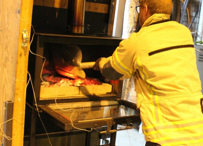 Testene vil vise hvordan høye temperaturer påvirker brennbart materiale i nærheten av grillen. Testene vil vise hvordan høye temperaturer påvirker brennbart materiale i nærheten av grillen.