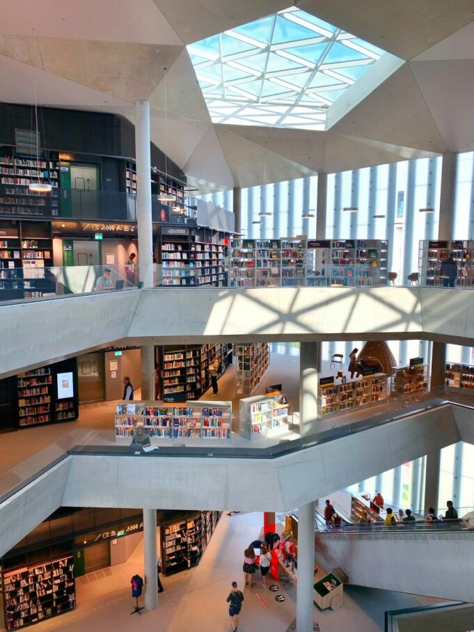 Biblioteket skal være åpent og tilgjengelig for alle, og det bærer arkitekturen preg av. Biblioteket skal være åpent og tilgjengelig for alle, og det bærer arkitekturen preg av.