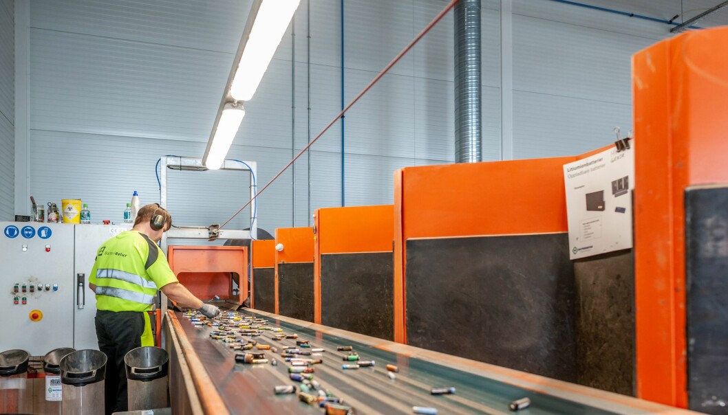Hvert år samles det inn omtrent 16 000 tonn batterier. Hvert år samles det inn omtrent 16 000 tonn batterier.