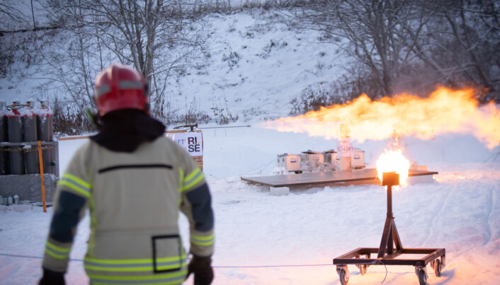 Platetermometeret i bruk i test med hydrogenjetbrann. Platetermometeret i bruk i test med hydrogenjetbrann.