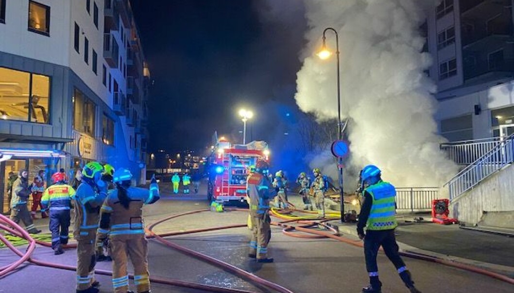Kraftig røykutvikling fra brannen i kjelleren på blokka. Kraftig røykutvikling fra brannen i kjelleren på blokka.