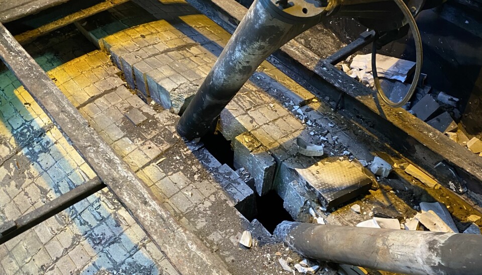 Forbrenningsovnen sett ovenfra. Eksplosjonen blåste ut deler av taket. Forbrenningsovnen sett ovenfra. Eksplosjonen blåste ut deler av taket.