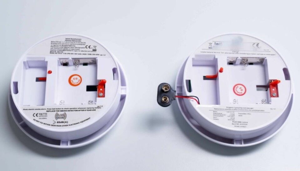 Sjekk om røykvarslerne dine har en batteripute for 9-voltsbatteri, som på røykvarsleren til høyre. Hvis røykvarsleren ikke har en batteripute, slik som røykvarsleren til venstre, oppfordrer DiBK og DSB deg om å bytte den ut. 9-voltsbatterier som ikke står riktig vei i røykvarsleren, kan kortslutte og forårsake overoppheting og røykutvikling. Sjekk om røykvarslerne dine har en batteripute for 9-voltsbatteri, som på røykvarsleren til høyre. Hvis røykvarsleren ikke har en batteripute, slik som røykvarsleren til venstre, oppfordrer DiBK og DSB deg om å bytte den ut. 9-voltsbatterier som ikke står riktig vei i røykvarsleren, kan kortslutte og forårsake overoppheting og røykutvikling.