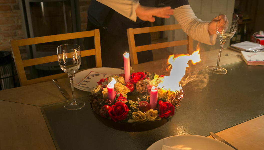 Ikke bruk brennbare juledekorasjoner. Ikke bruk brennbare juledekorasjoner.