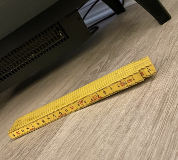 Laminatparketten til Helge Andersen hevet seg på grunn av sterk varme fra undersiden av dekorasjonspeisen. Laminatparketten til Helge Andersen hevet seg på grunn av sterk varme fra undersiden av dekorasjonspeisen.