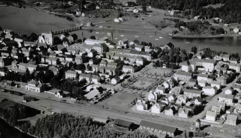 Historisk foto fra Levanger som viser parkaksen som deler byen i to for å forhindre eventuell brannspredning til hele sentrum.