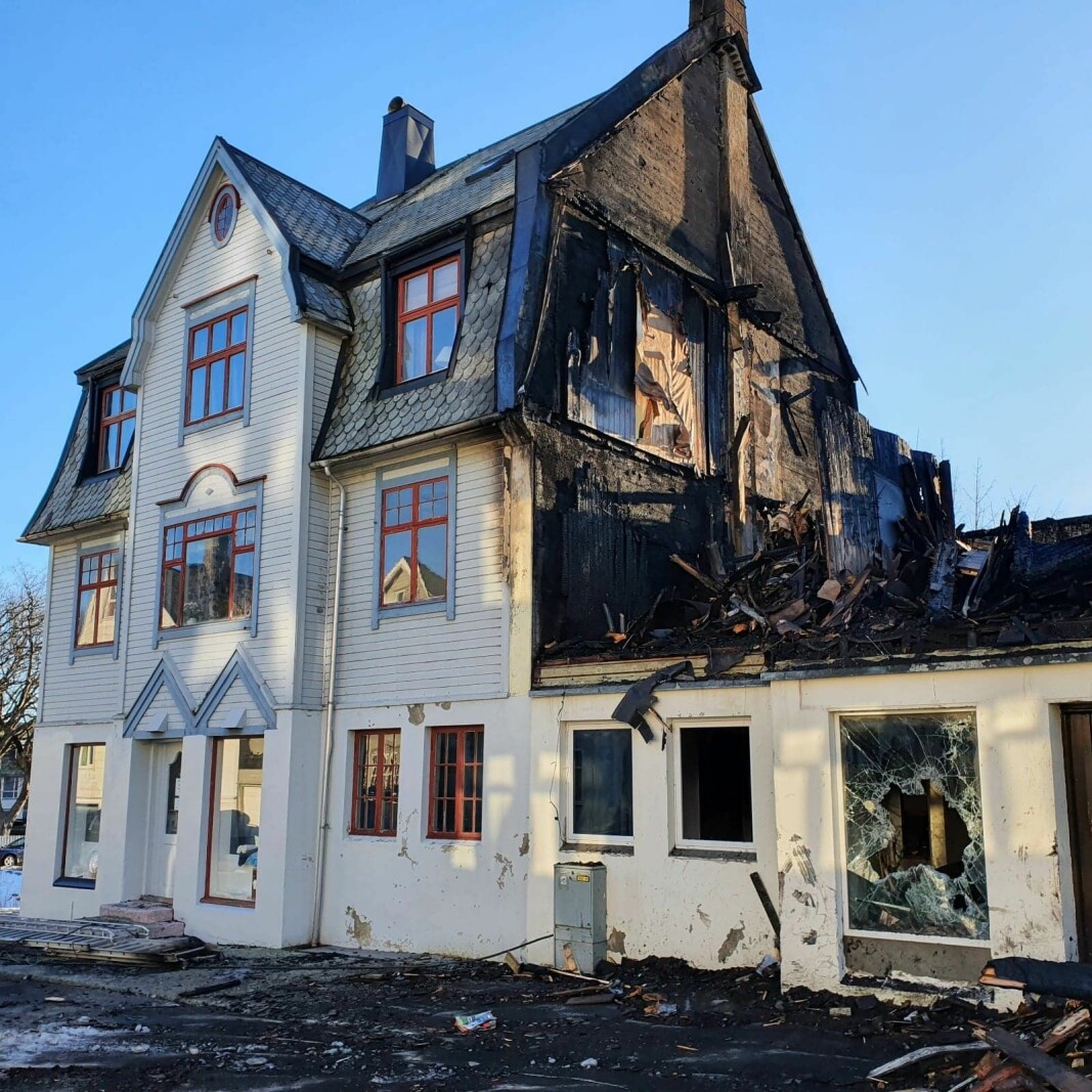 Brannmuren mellom husene i bygården vest for Aspøy hindret heldigvis brannen med å spre seg til andre bygg. Brannmuren mellom husene i bygården vest for Aspøy hindret heldigvis brannen med å spre seg til andre bygg.