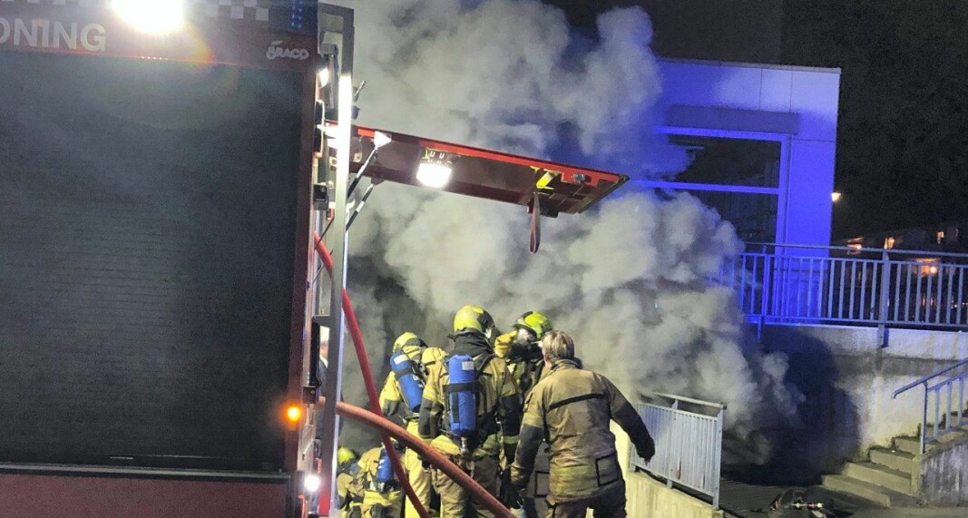 Brannmannskapet jobber iherdig med å slukke boligblokksbrannen i Kongsberg i november. Brannmannskapet jobber iherdig med å slukke boligblokksbrannen i Kongsberg i november.