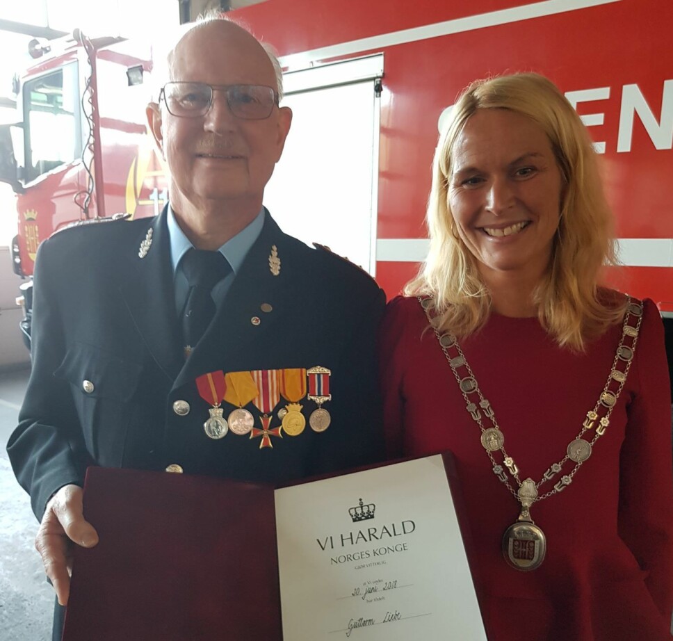 Guttorm Liebe sammen med ordfører i Skien kommune, Hedda Foss Five, under utdeling av Kongens fortjenestemedalje.