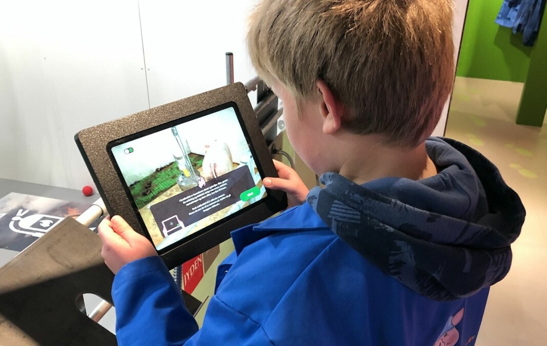 Skoleelev som ser til grisene i fjøset ved hjelp av AR-teknologi på Ipaden. Skal tidlig krøkes for god grisebonde å bli! Skoleelev som ser til grisene i fjøset ved hjelp av AR-teknologi på Ipaden. Skal tidlig krøkes for god grisebonde å bli!