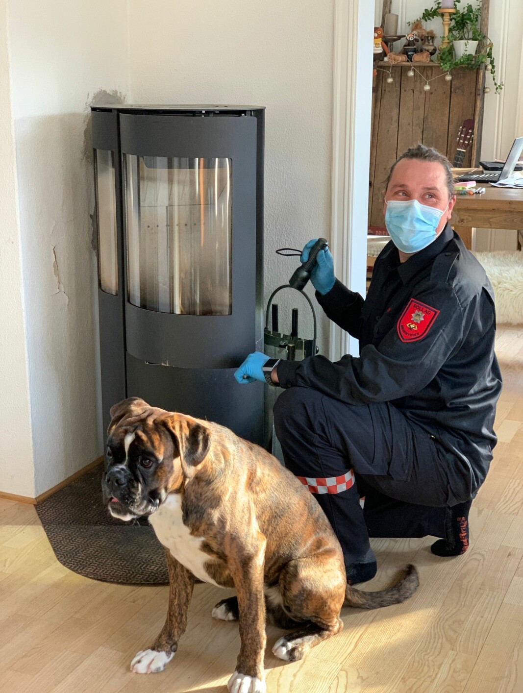 Brannforebygger Kim Andre Lien har fått selskap av huseierens hund; Ramses. Brannforebygger Kim Andre Lien har fått selskap av huseierens hund; Ramses.