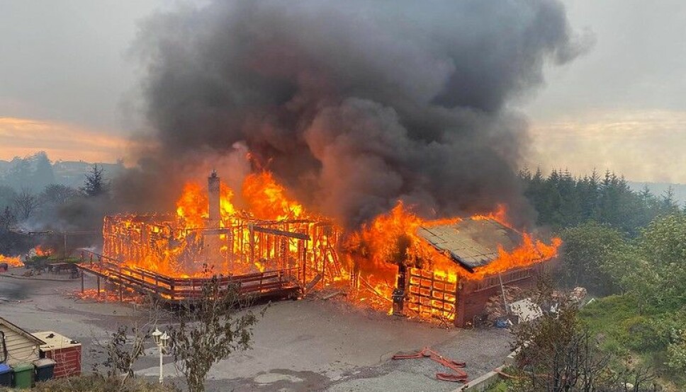 Brannvesenet måtte evakuere fra slukningsarbeidet i et hus i full fyr på Sotra utenfor Bergen.
