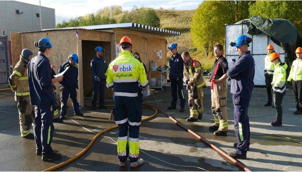 HMS gjennomgang før testene sammen med alle involverte organisasjoner: RISE Fire Research, Norges Brannskole, Trøndelag brann- og redningstjeneste og SINTEF. HMS gjennomgang før testene sammen med alle involverte organisasjoner: RISE Fire Research, Norges Brannskole, Trøndelag brann- og redningstjeneste og SINTEF.