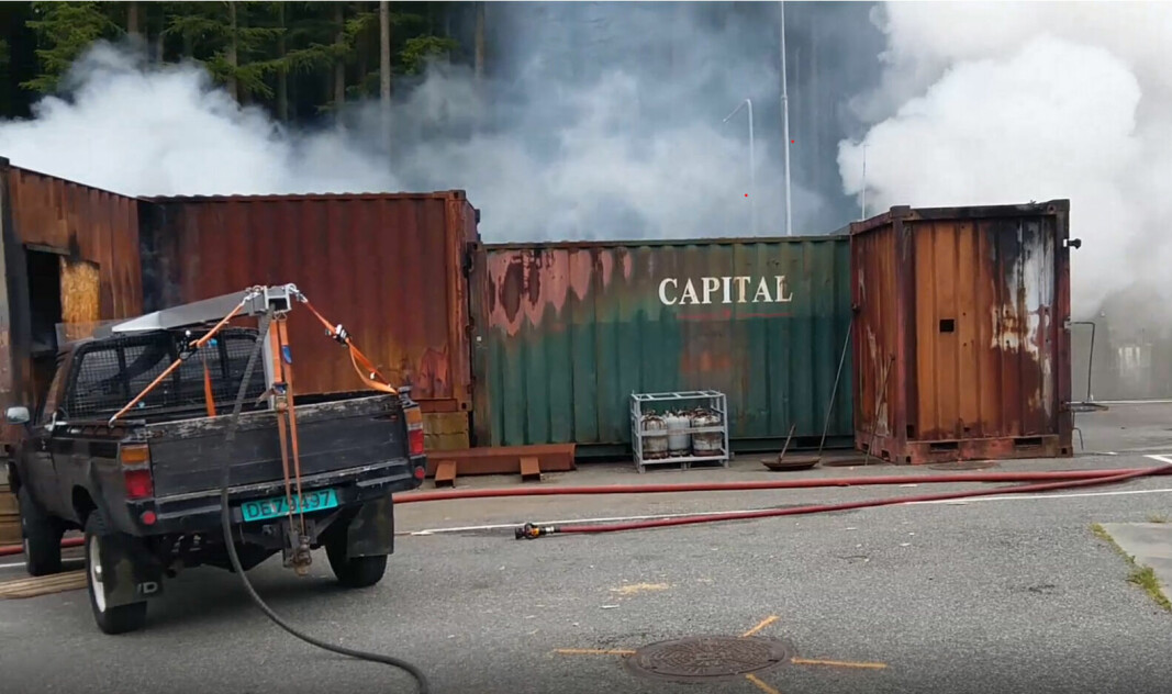 Fra test med høyenergi vanntåke. Prinsipper er at en vanntåke med energimengde tilsvarende 20 skjærslokkere “vasker” røyk, flammer og varme ut av en brennende bygning slik at man kan gå inn og slokke manuelt. Tåkestrålen er ufarlig for mennesker fra 50 cm og utover. Fra test med høyenergi vanntåke. Prinsipper er at en vanntåke med energimengde tilsvarende 20 skjærslokkere “vasker” røyk, flammer og varme ut av en brennende bygning slik at man kan gå inn og slokke manuelt. Tåkestrålen er ufarlig for mennesker fra 50 cm og utover.
