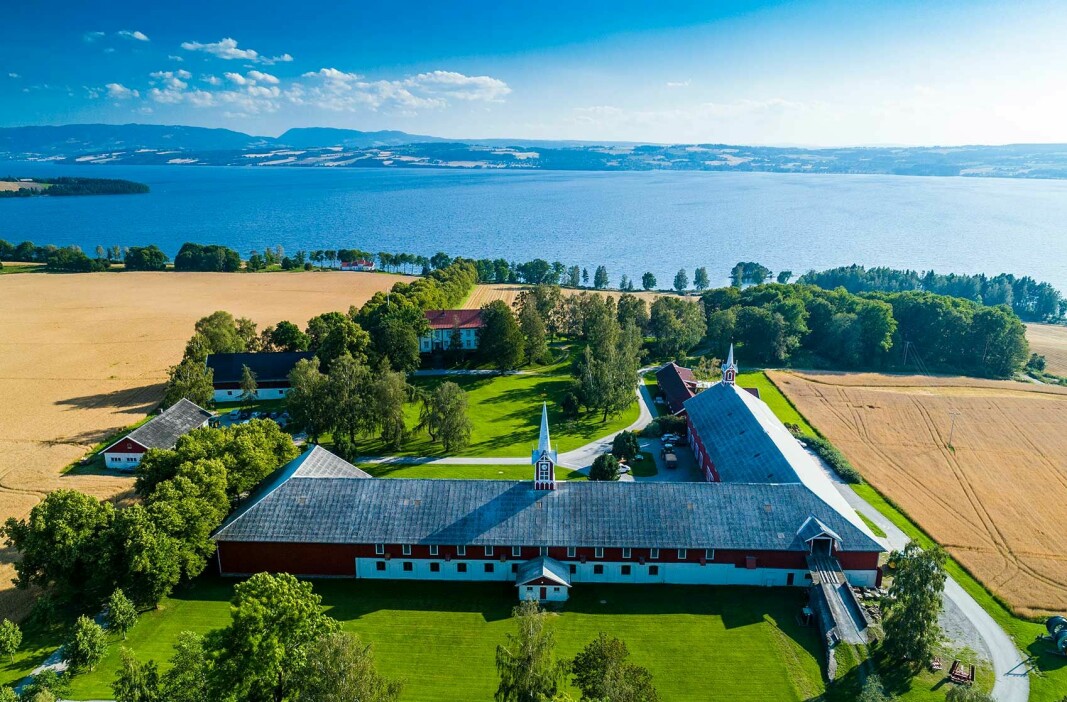 Vakre Hoel gård i Nes på Hedmark, satser høyt på brannsikkerhetstiltak som gir trygge forhold for både folk og fe.