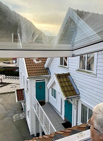 Dette er Brit Rasmussen sin rømningsvei; altså gjennom et takvindu i skråtaket. Det samme gjelder én annen leilighet i sameiet. Dette er Brit Rasmussen sin rømningsvei; altså gjennom et takvindu i skråtaket. Det samme gjelder én annen leilighet i sameiet.