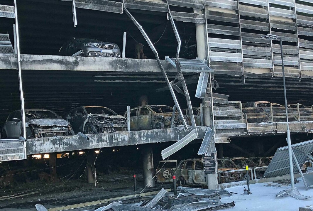 Slik så det ut etter den kraftige brannen i p-huset på Sola flyplass 7. januar 2020.