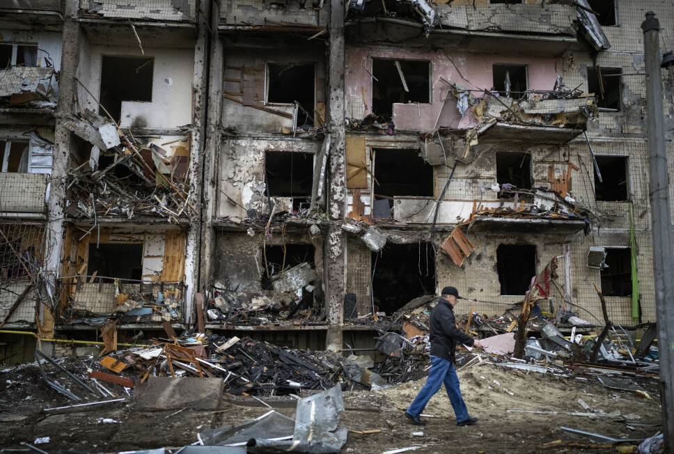 Også sivile, slik som denne boligblokken, blir nå rammet av russiske rakettangrep i Ukrainas hovedstad Kyiv.
