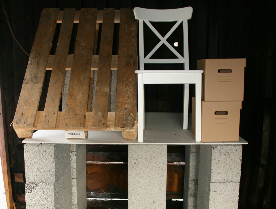 I testserien var det en pall, en stol og to pappesker som utgjorde de 'uerstattelige' gjenstandene.