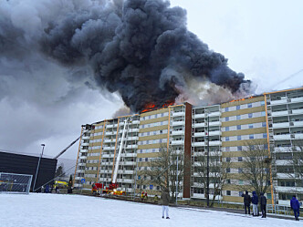 Papp og isopor i taket årsak til lynrask brannspredning i boligblokken på Fjell