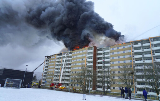 Papp og isopor i taket årsak til lynrask brannspredning i boligblokken på Fjell Papp og isopor i taket årsak til lynrask brannspredning i boligblokken på Fjell