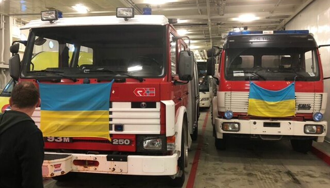 Brannbilene som er på vei til Ukraina i dag bærer det Ukrainske flagget som symbol på sympatien brannvesen på tvers av grensene føler.