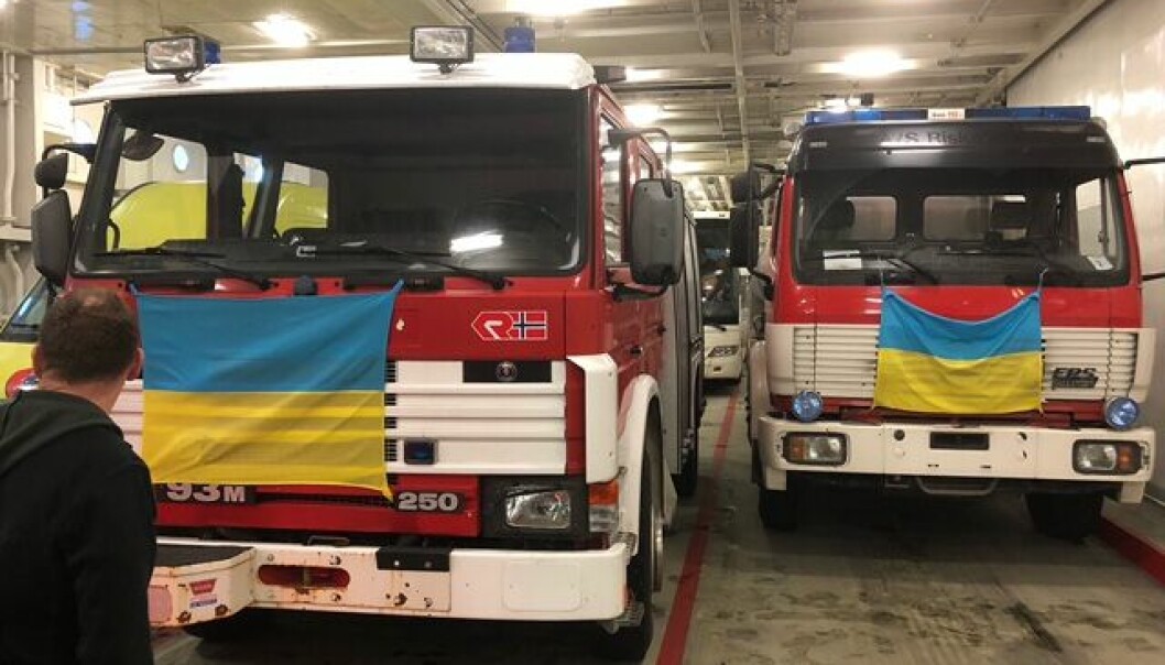 Brannbilene som er på vei til Ukraina i dag bærer det Ukrainske flagget som symbol på sympatien brannvesen på tvers av grensene føler. Brannbilene som er på vei til Ukraina i dag bærer det Ukrainske flagget som symbol på sympatien brannvesen på tvers av grensene føler.