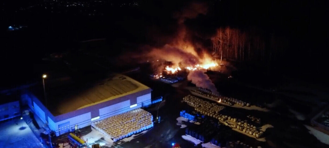 Kraftig brann og eksplosjoner i batterilager i Sverige i natt