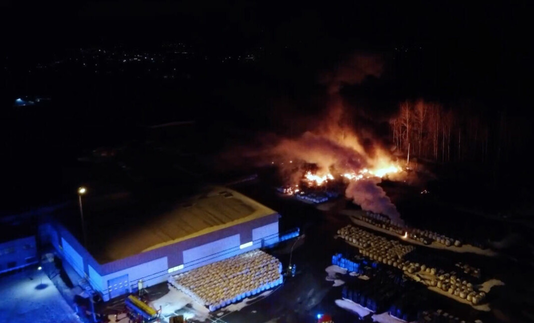 Det brant kraftig under brannen i et batterilager i Karlskoga natt til i dag.
