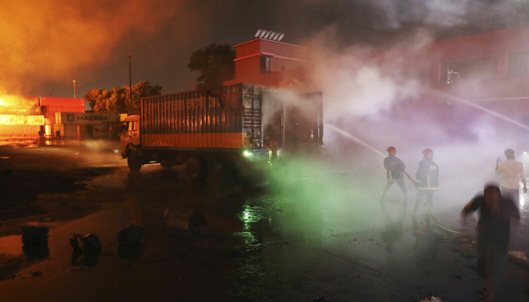 Brannmannskaper forsøker å slukke brannet på lagerområdet utenfor Chittagong.