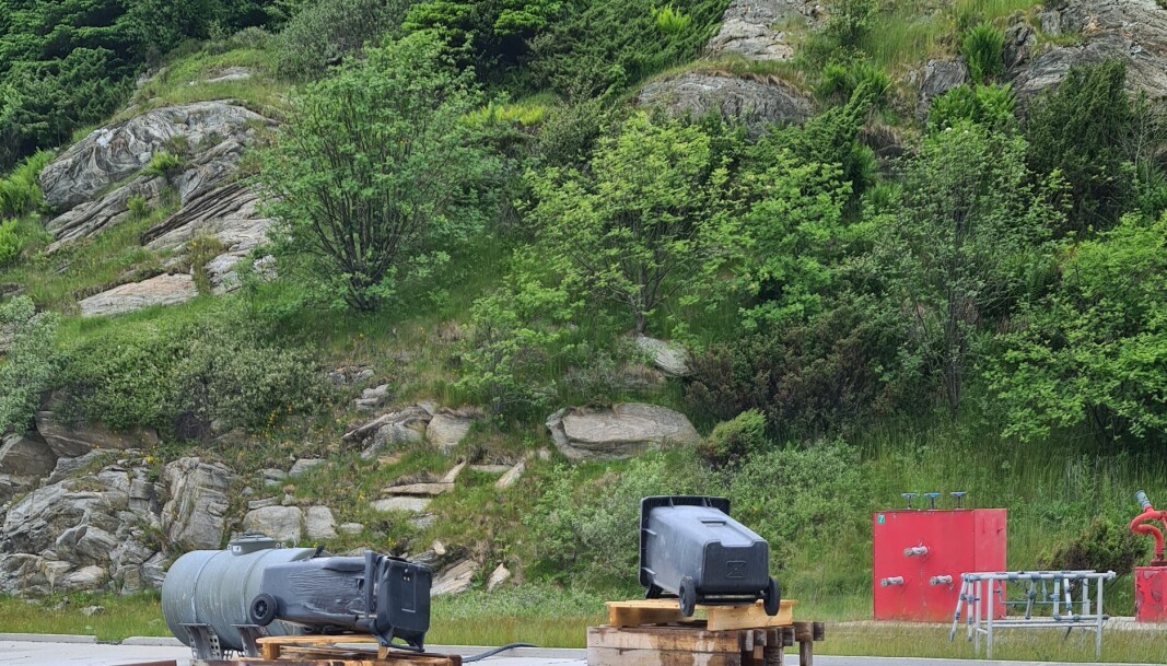 En av testene gikk ut på å sette fyr på paller med søppelkasser og demonstrere slokkemetoder. En av testene gikk ut på å sette fyr på paller med søppelkasser og demonstrere slokkemetoder.