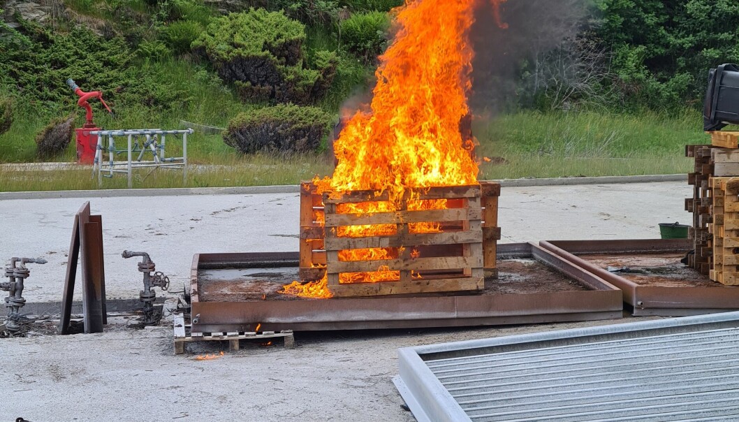 Her ser vi brannen utvikler seg i paller og søppeldunker. Brannen ble slokket med vann med tilsatte tensider F-500 tilvirket av HTC med her levert av SG Safety. Her ser vi brannen utvikler seg i paller og søppeldunker. Brannen ble slokket med vann med tilsatte tensider F-500 tilvirket av HTC med her levert av SG Safety.