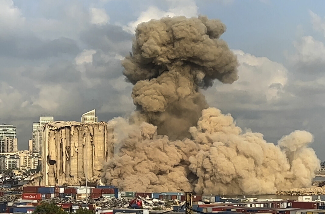 Dette bildet fra en video viser røyk og støv som stiger opp fra kollapsende siloer skadet under den massive eksplosjonen i august 2020 i havnen, i Beirut, Libanon, tirsdag 23. august 2022.