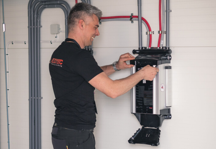 Elotec på serviceoppdrag i et industribygg med sin største eksportvare Elotec Aspect. Elotec på serviceoppdrag i et industribygg med sin største eksportvare Elotec Aspect.