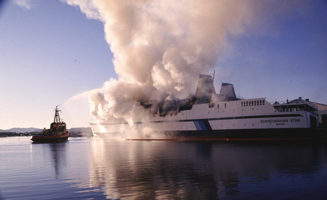 159 mennesker mistet livet i brannen på Scandinavian Star i april 1990. Her forsøker en brannbåt å bekjempe flammene mens fergen er slept til kais i Lysekil i Sverige.