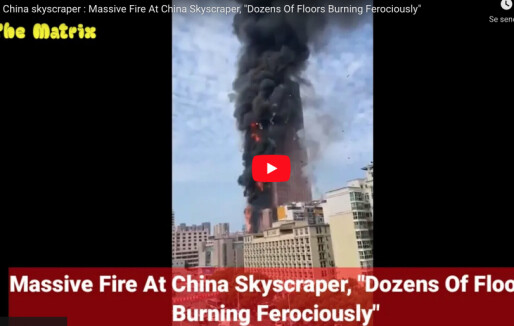 Skyskraper i Kina fullstendig slukt av flammer