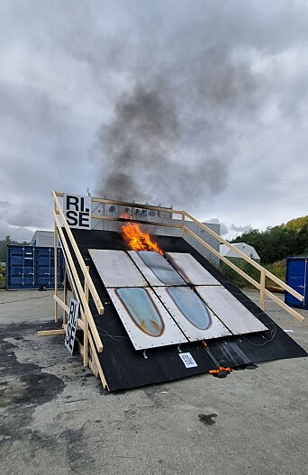 Her ser man brannspredningen under simulerte solcellemoduler i storskalaforsøk. Her ser man brannspredningen under simulerte solcellemoduler i storskalaforsøk.