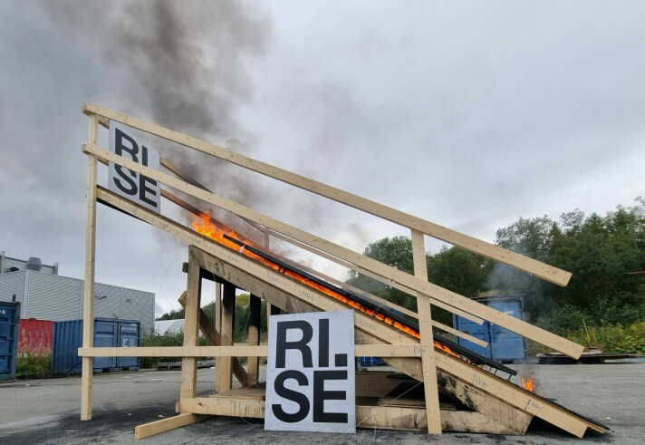 Bildet viser brannspredning under simulerte solcellemoduler i storskalaforsøk. Bildet viser brannspredning under simulerte solcellemoduler i storskalaforsøk.
