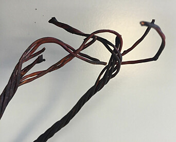 Viser bilde av inntakskabel og en leder som er sammenhengende helt i fra selve inntaket og helt ned til sikringsskap. Viser bilde av inntakskabel og en leder som er sammenhengende helt i fra selve inntaket og helt ned til sikringsskap.