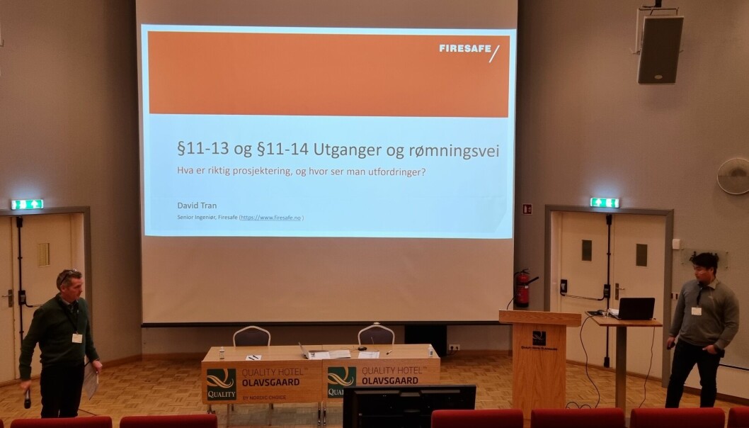 Konfransier Bengt Slettli og David Tran, Senior ingeniør i Firesafe ved hver sin nødutgang. Konfransier Bengt Slettli og David Tran, Senior ingeniør i Firesafe ved hver sin nødutgang.