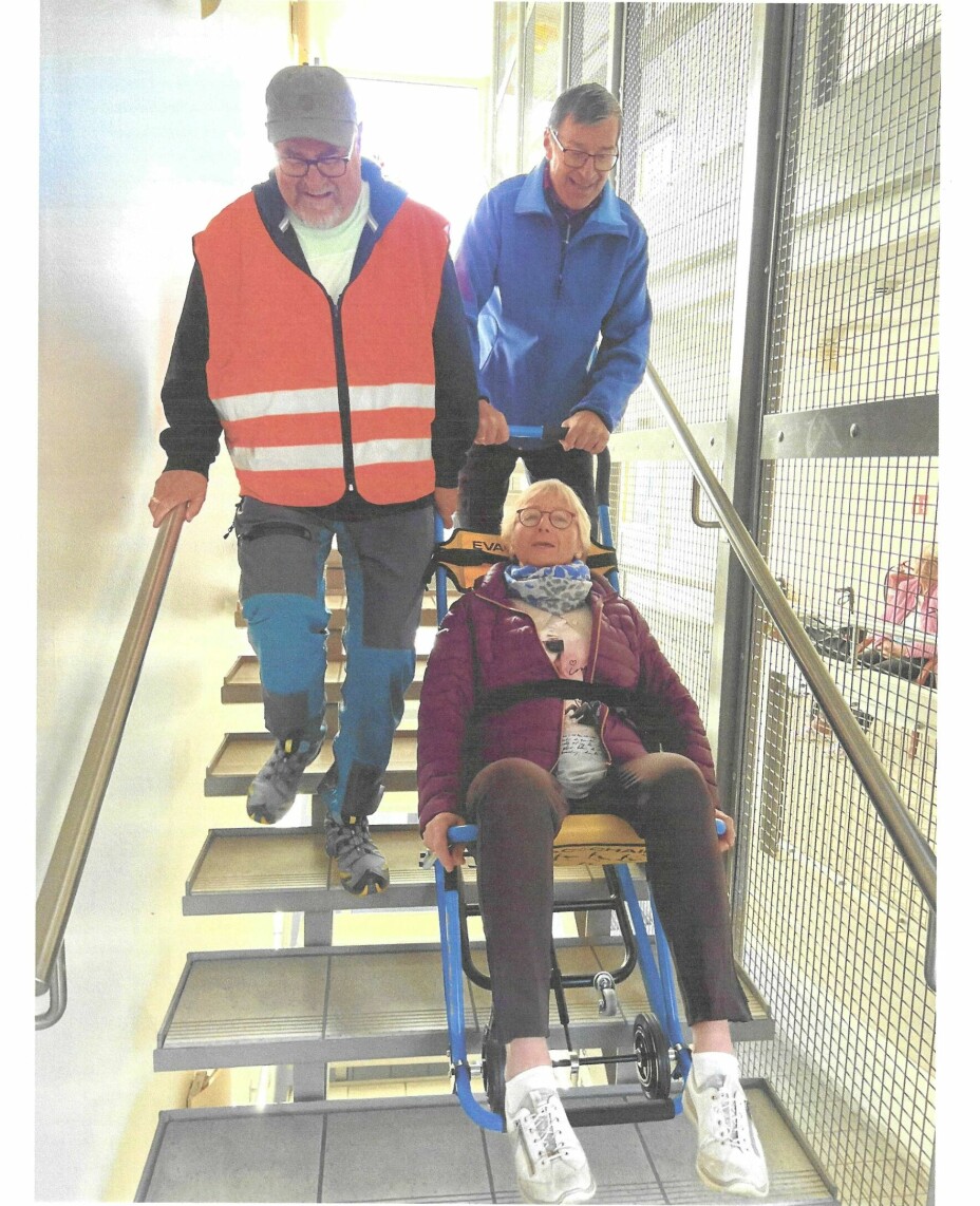 Redning av redd i beboer i redningsstol ned trapp i Fagerenga borettslag 1. under øvelse. Redningspersonell fra intern innsatsgruppe.