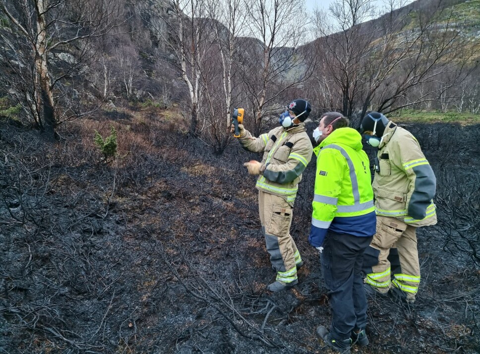 RISE Fire Research og Fosen brann og redningstjeneste på besøk på brannområdet etter brannen på Roan.